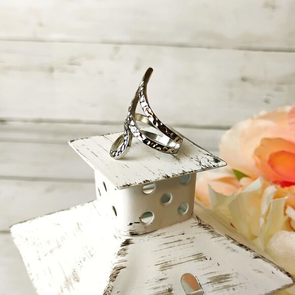 NEW Hammered Metal Silver Tone Wavy Statement Ring Size 6 Funky Eclectic - Picture 3 of 5